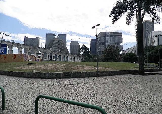Arcos da Lapa mit der Catedral Metropolitana auch Catedral de Sao Sebastiao/Rio de Janeiro
