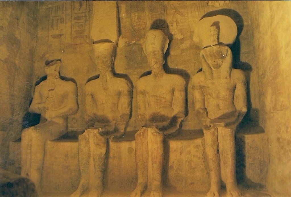 Sitzstatuen auf einer Thronbank im Allerheiligsten von Abu Simbel/Großer Tempel Ramses II.